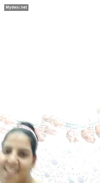 Sexy Desi Bhabhi Showing Her Nude Bathing