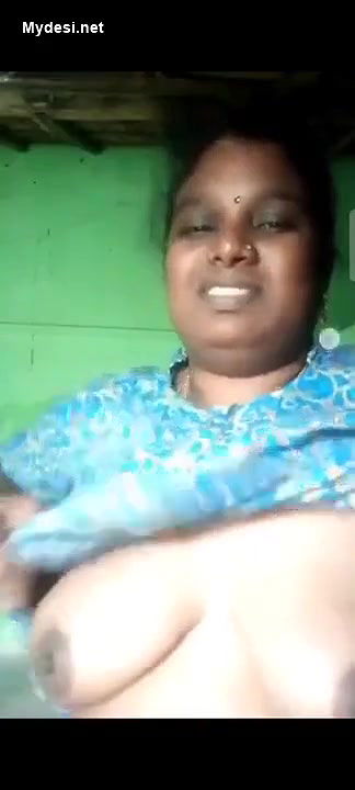 Mallu Bhabhi Showing Her Boobs