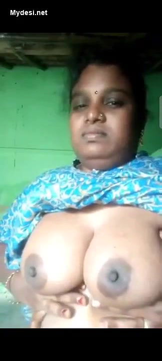 Mallu Bhabhi Showing Her Boobs