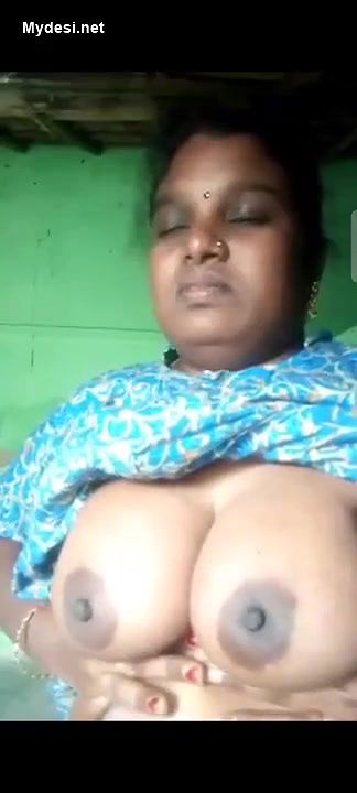 Mallu Bhabhi Showing Her Boobs
