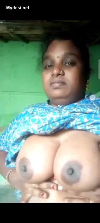 Mallu Bhabhi Showing Her Boobs