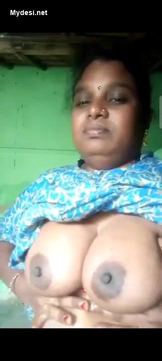 Mallu Bhabhi Showing Her Boobs
