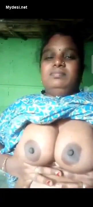 Mallu Bhabhi Showing Her Boobs