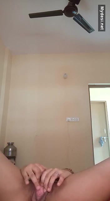 Sexy Bhabhi Showing Her Pussy
