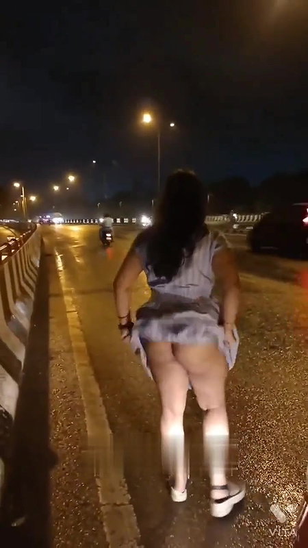 Hot daring wife Showing her ass in Shopping mall and Highway 2clips merged