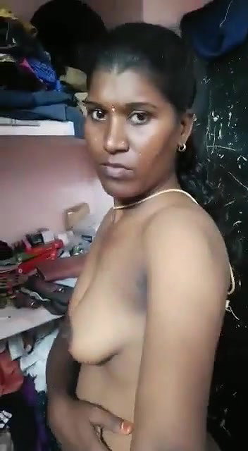 Desi Bhabhi Shows Her Boobs