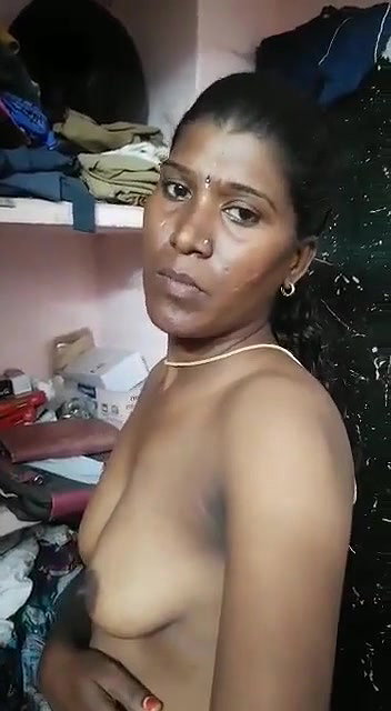 Desi Bhabhi Shows Her Boobs