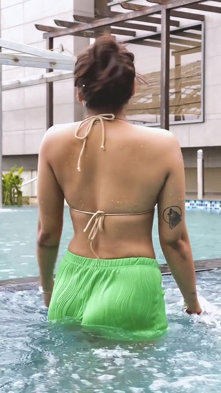 SOFIA ANSARI STUNNING BEAUTY IN POOL SEXY