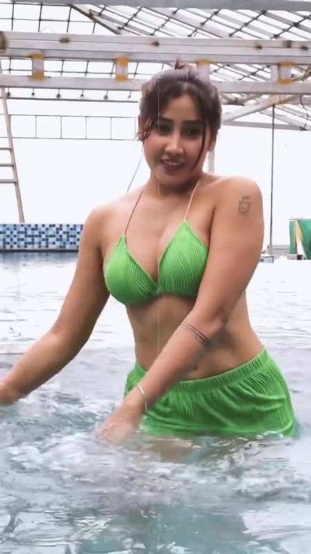 SOFIA ANSARI STUNNING BEAUTY IN POOL SEXY