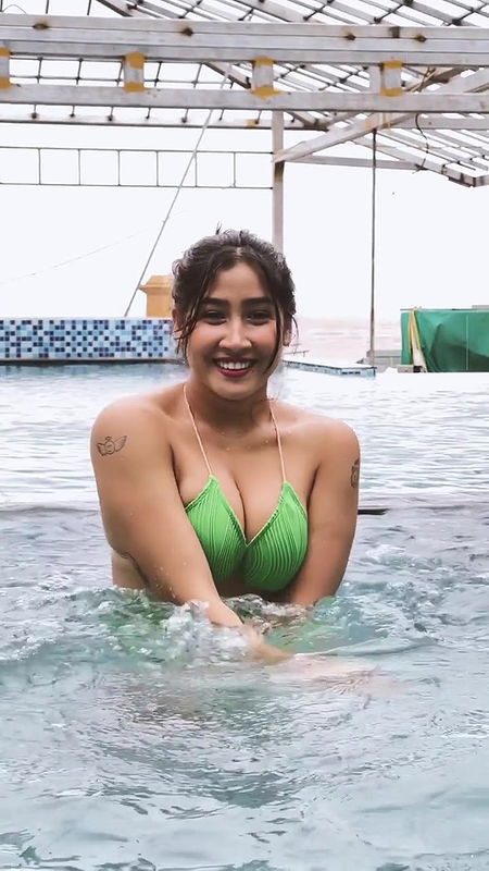 SOFIA ANSARI STUNNING BEAUTY IN POOL SEXY