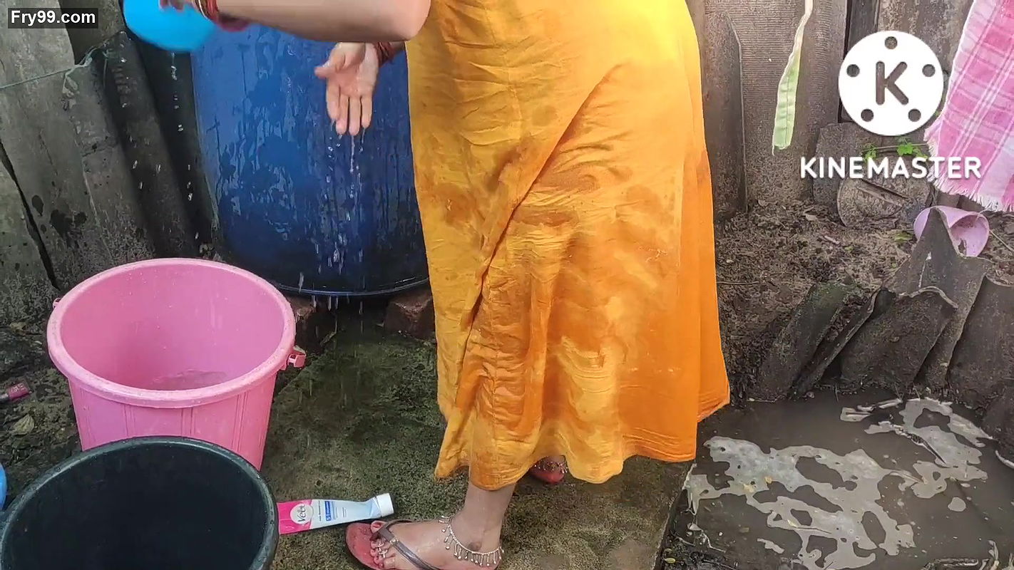 Anita ki hot look in bathing outside