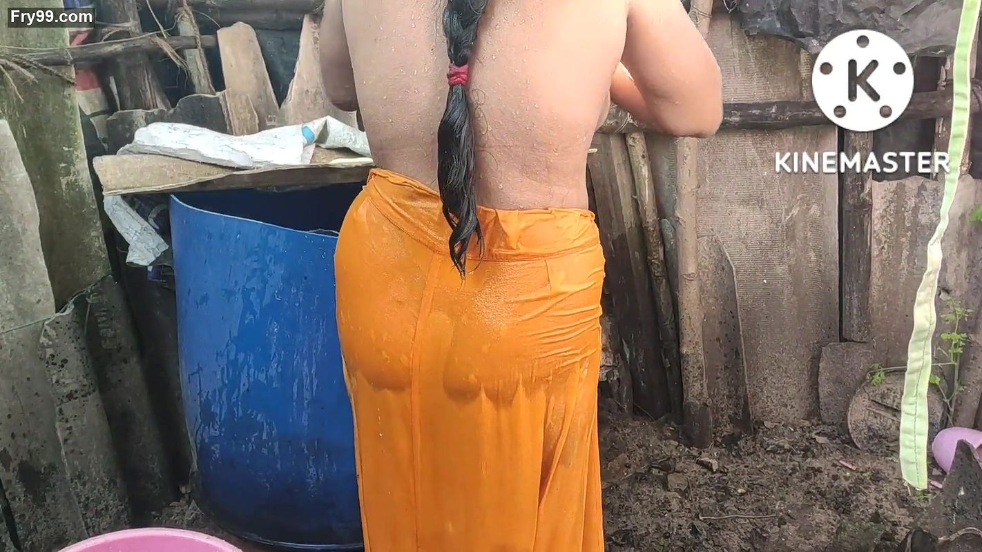 Anita ki hot look in bathing outside