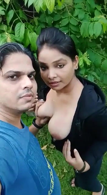 Desi Lover outdoor boobs sucking and smooching