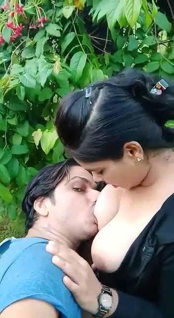 Desi Lover outdoor boobs sucking and smooching