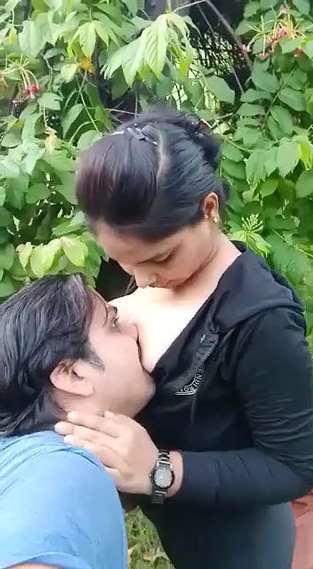 Desi Lover outdoor boobs sucking and smooching