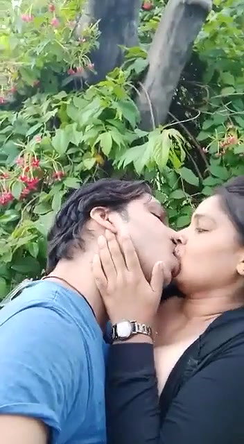 Desi Lover outdoor boobs sucking and smooching