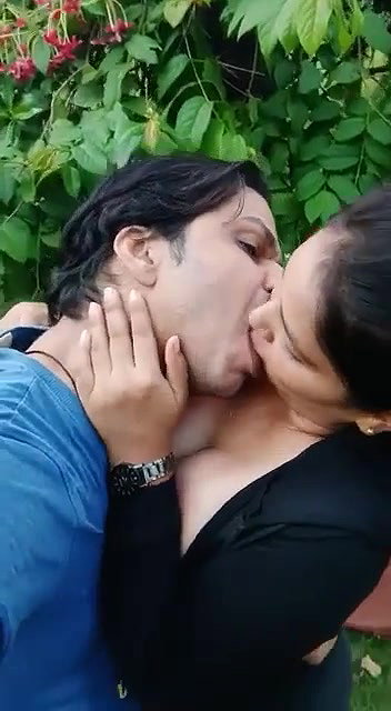 Desi Lover outdoor boobs sucking and smooching