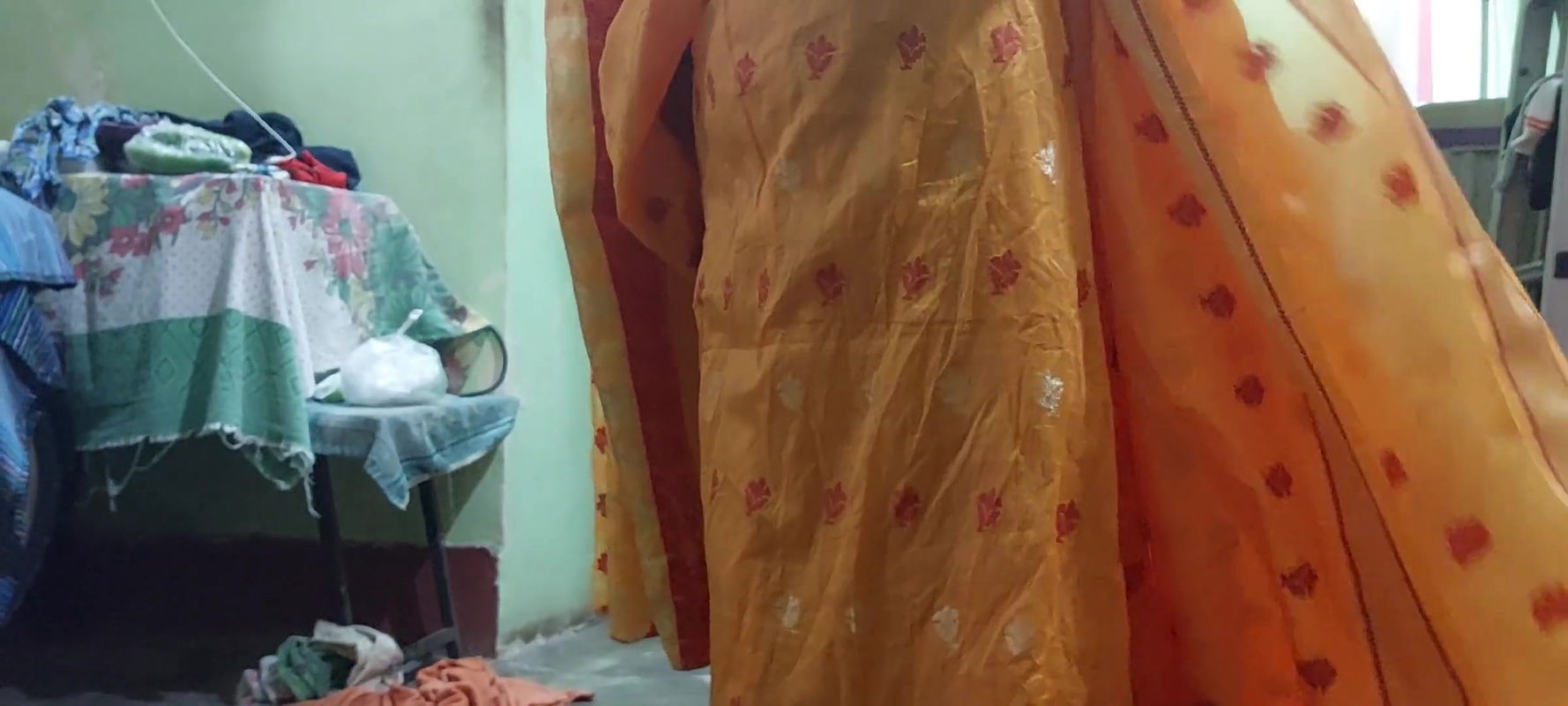 Today Salu Bhabhi was looking hot in a yellow saree. husband fucks a lot