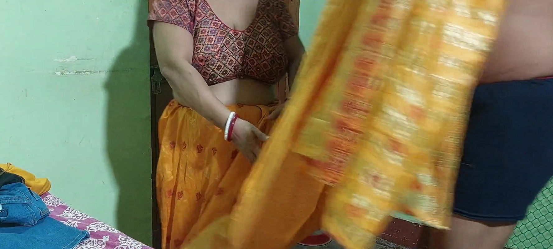 Today Salu Bhabhi was looking hot in a yellow saree. husband fucks a lot