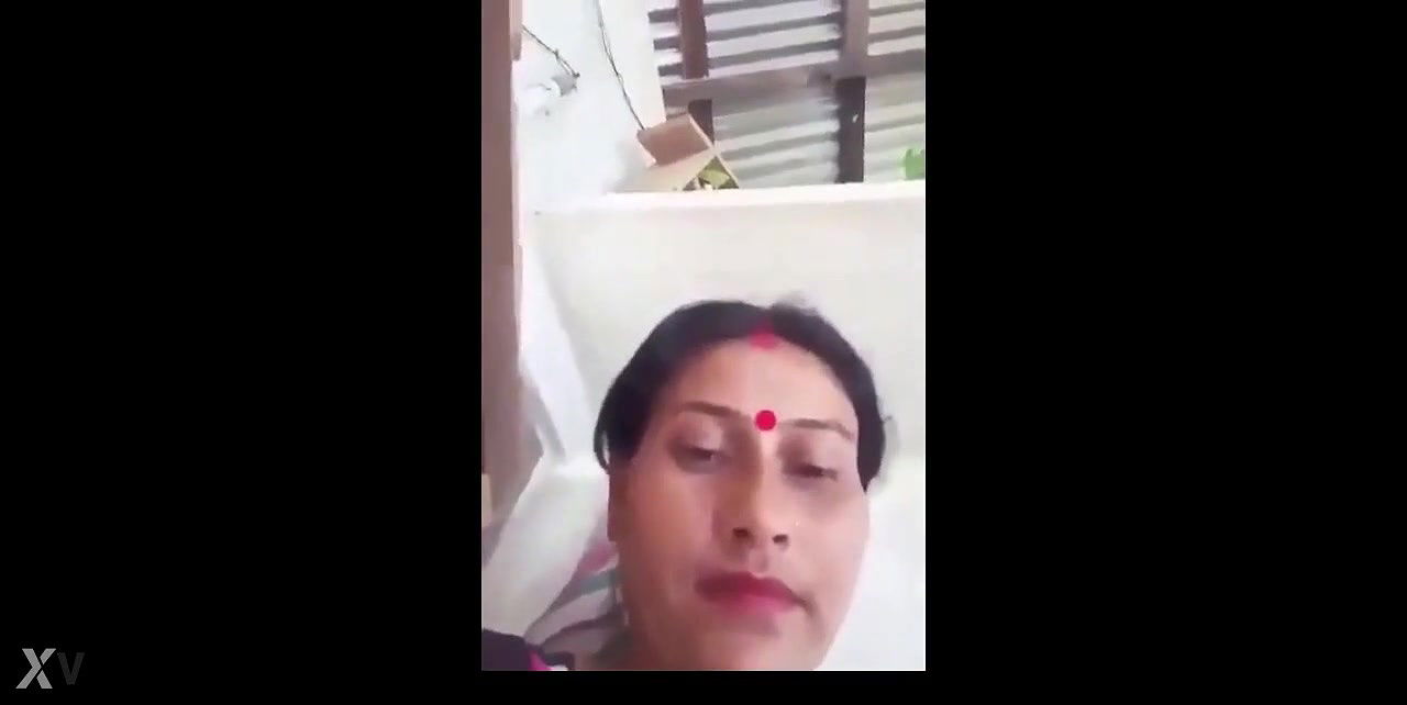 bhabhi showing her pussy small tit