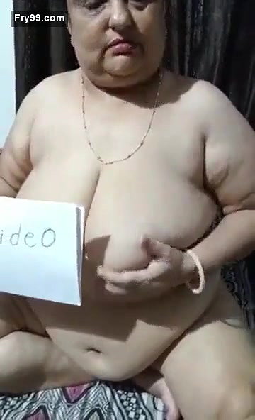 Mature BBW Aunty Showing Nude Body