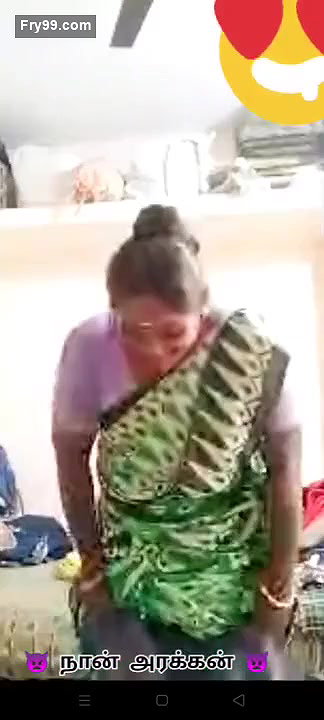 Tamil Bhabhi Showing Her Boobs