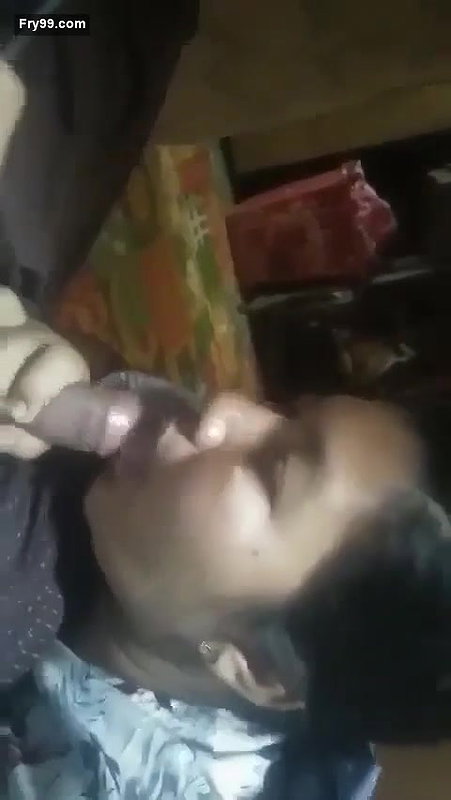 Sucking dick and playing game in mobile