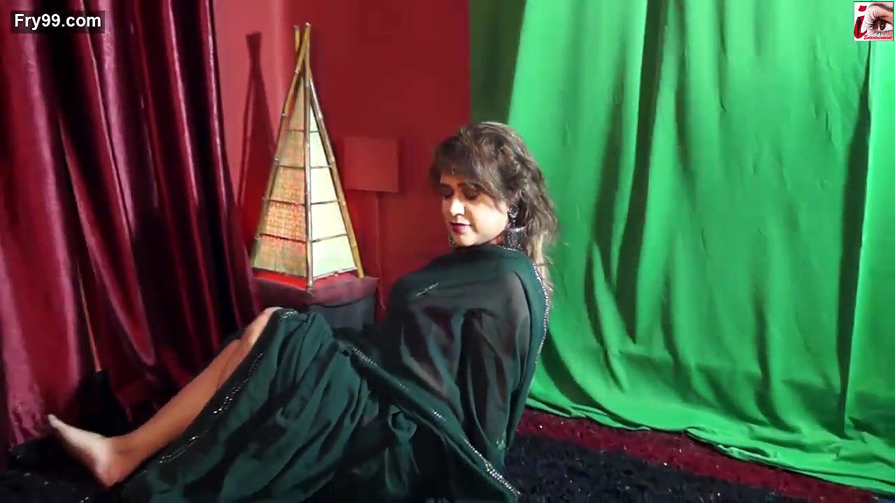 Naughty Aunty Saree Fashion