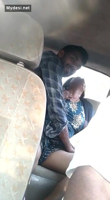 Desi aunty romance on car