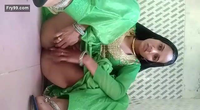 Desi Girl Showing her Pussy