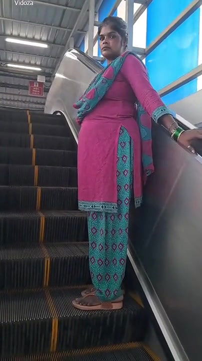 Bhabi Fingering In Metro Toilet