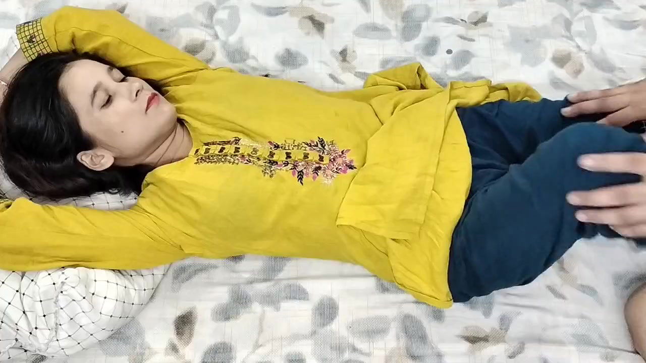 Soyi hui chachi ko chod rha tha tabhi uncle aa gya