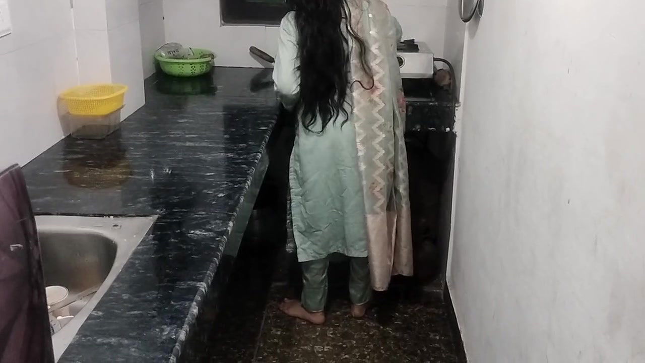 Sister in law ko kichen me piche se pakad ke pel diya