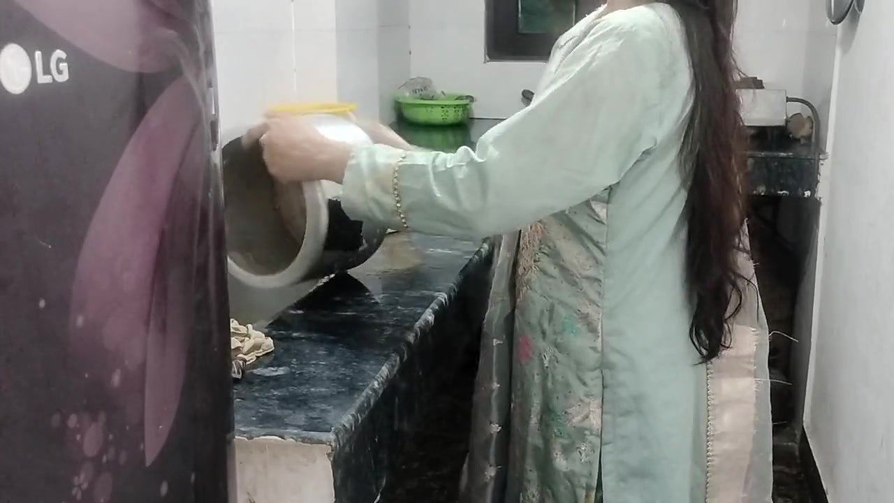 Sister in law ko kichen me piche se pakad ke pel diya