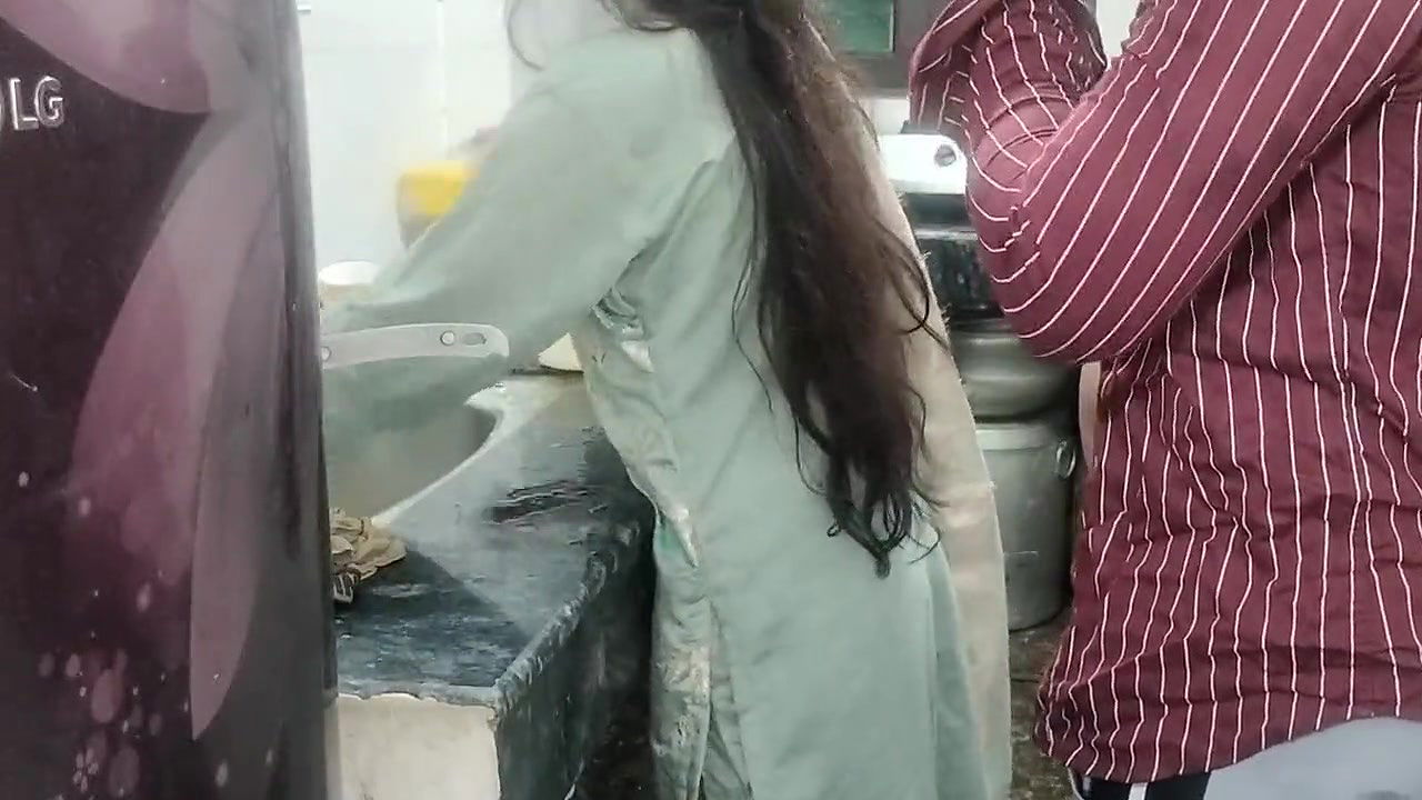 Sister in law ko kichen me piche se pakad ke pel diya