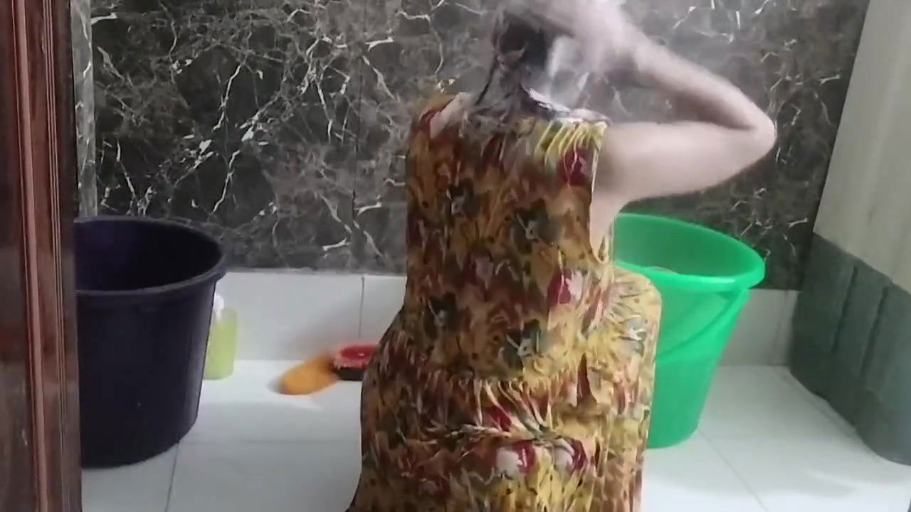 Sister in law ko bathroom me nahate dekh chod diya