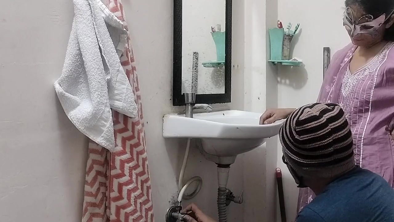 Sister in law ko bathroom ke paas pakad ke jabar dasti pela