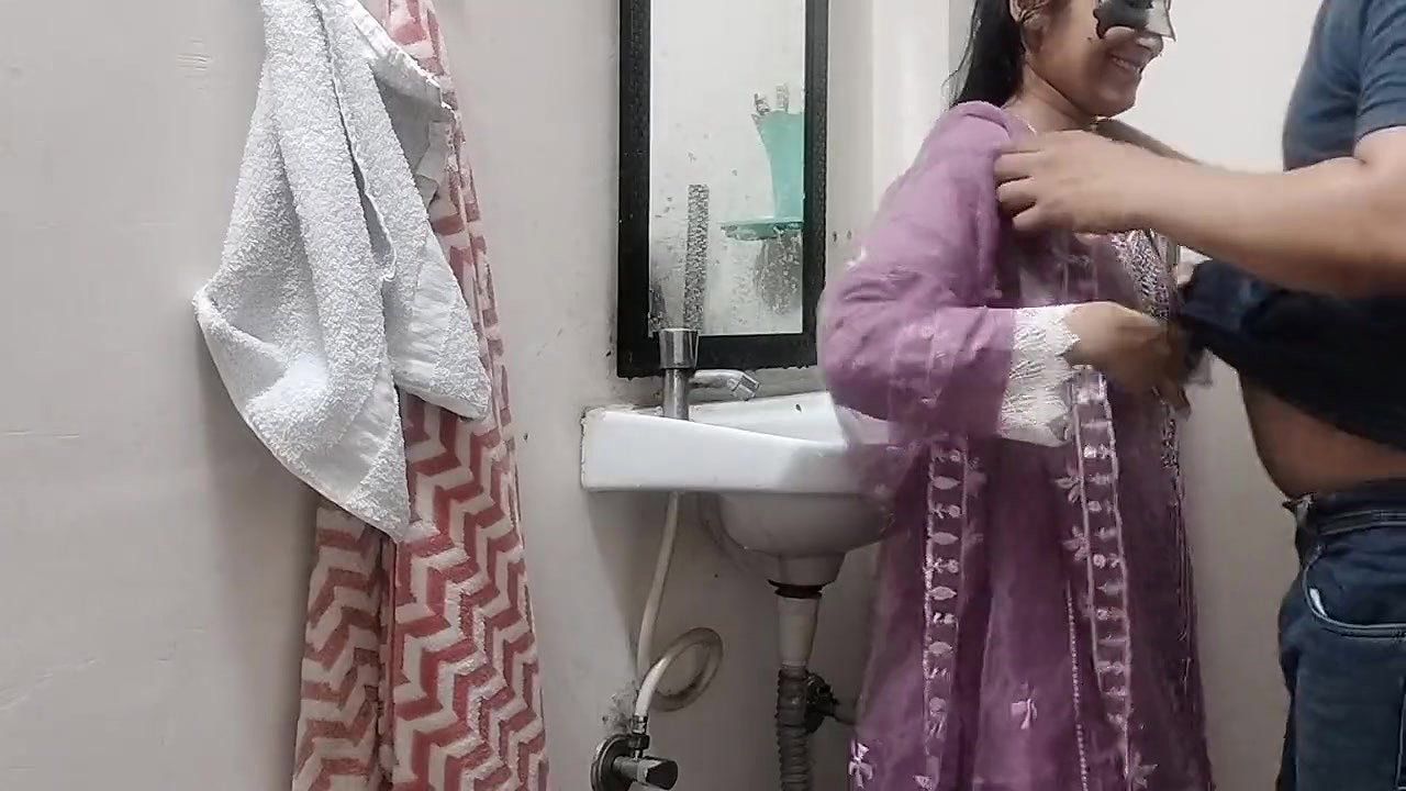 Sister in law ko bathroom ke paas pakad ke jabar dasti pela
