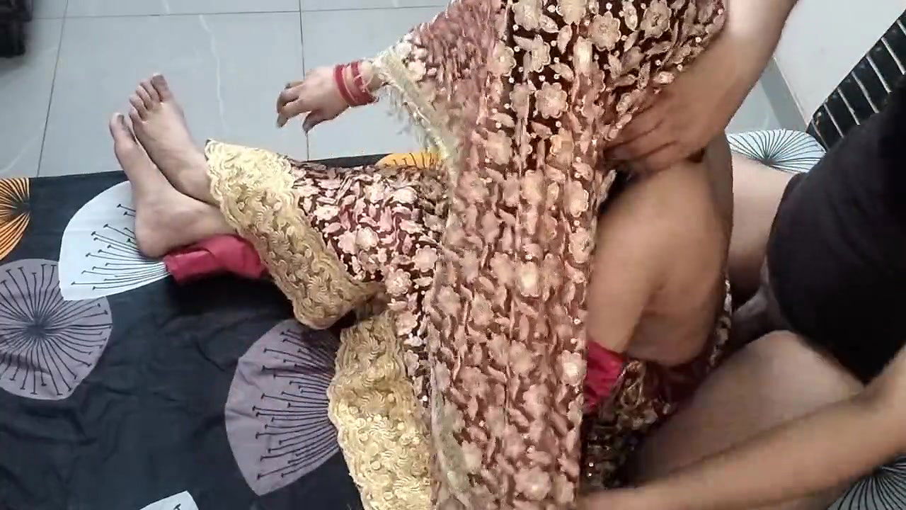 Nayi haweli dulhan ko sasur ne jabar dasti room me chod diya