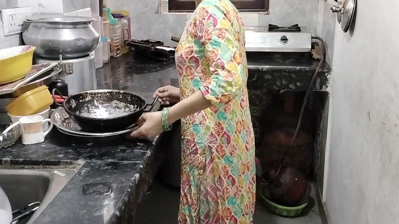 Naukrani ko piche pakad ke kichen me hi jabar dasti chod diya