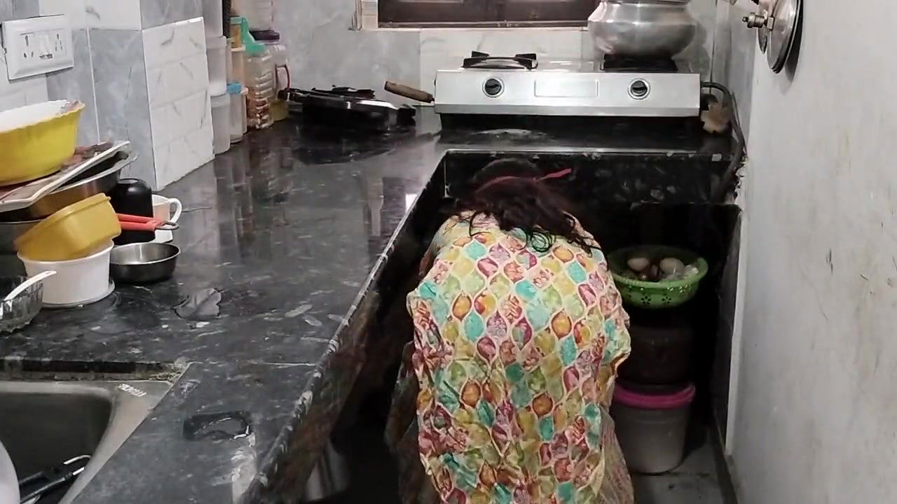 Naukrani ko piche pakad ke kichen me hi jabar dasti chod diya