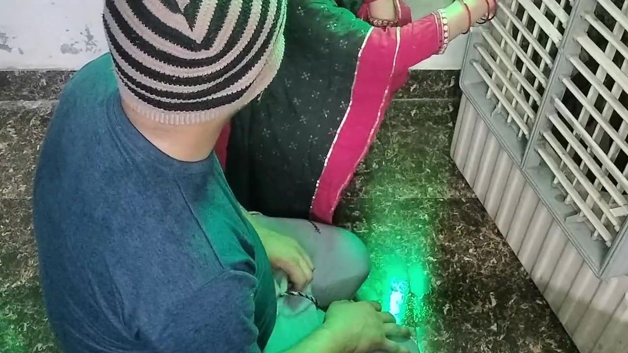 Naukrani ko paise dekar jabar kichen me hi pakad ke pel diya