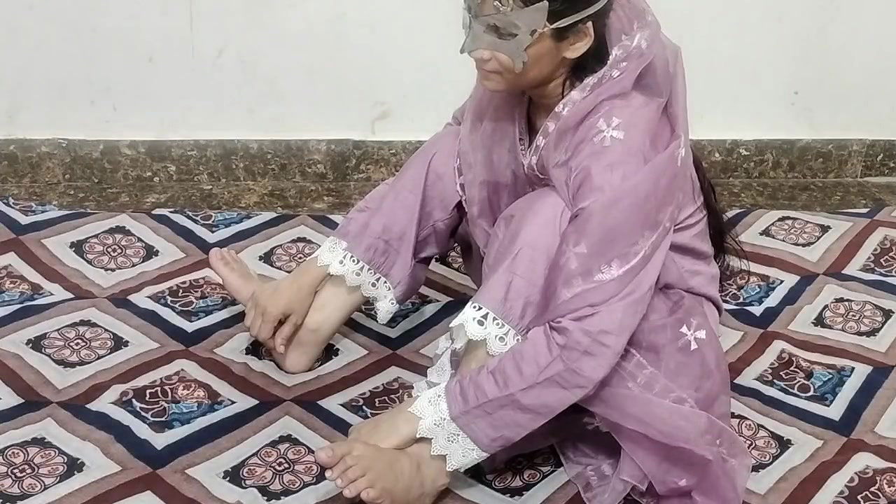 Naukrani ko kichen me jabar dasti chod kar bur se paani nikala