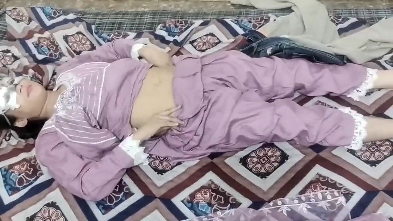 Big step sister ko room me band kar ke pel diya