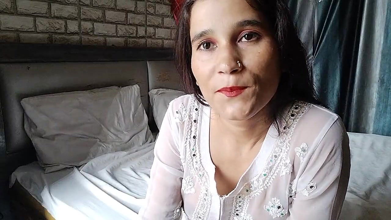 Bhabhi ko phone gift deke chuchi dba kar pela