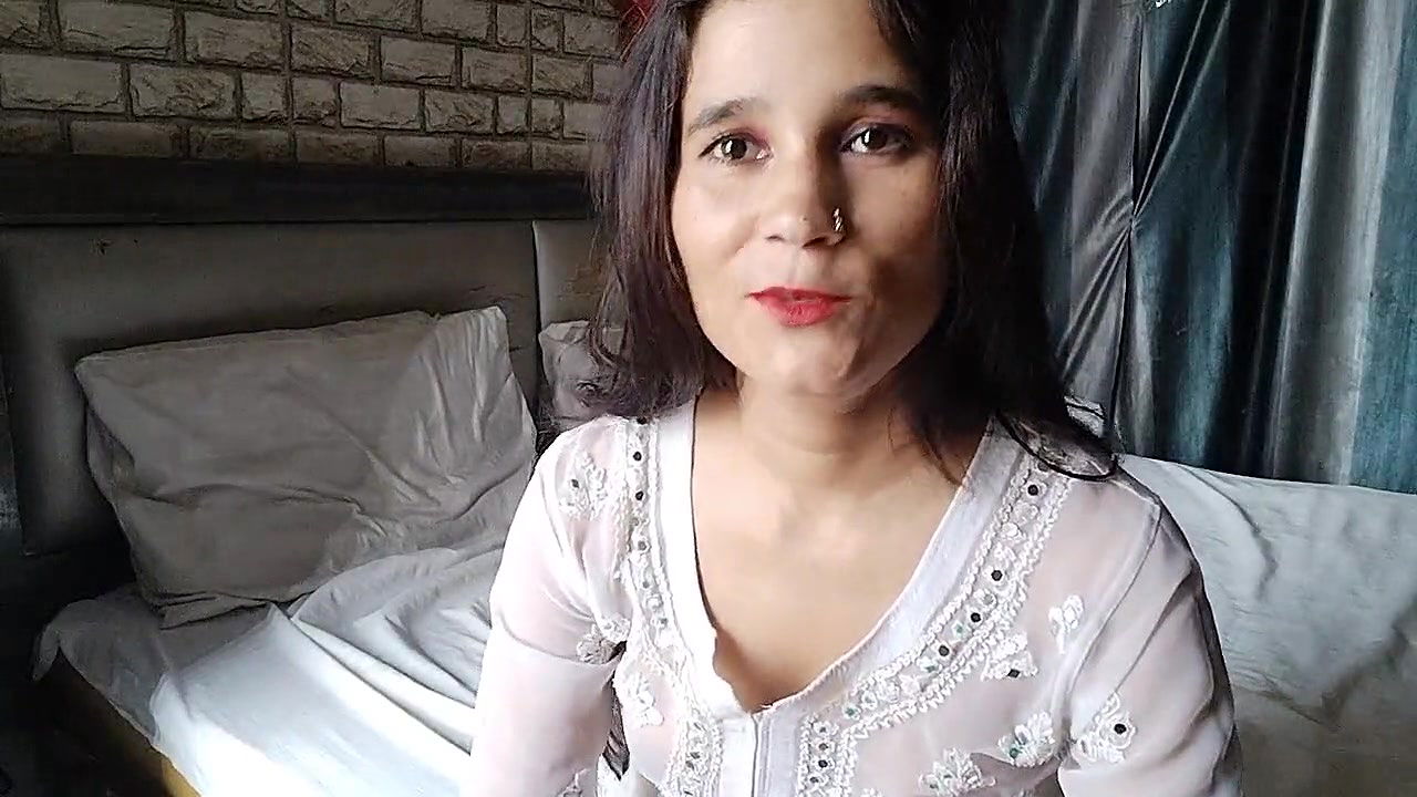 Bhabhi ko phone gift deke chuchi dba kar pela