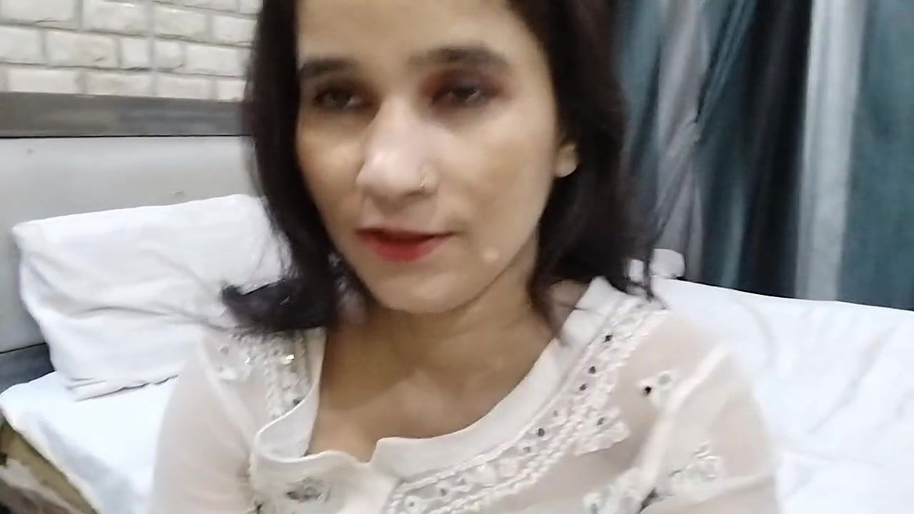 Bhabhi ko phone gift deke chuchi dba kar pela