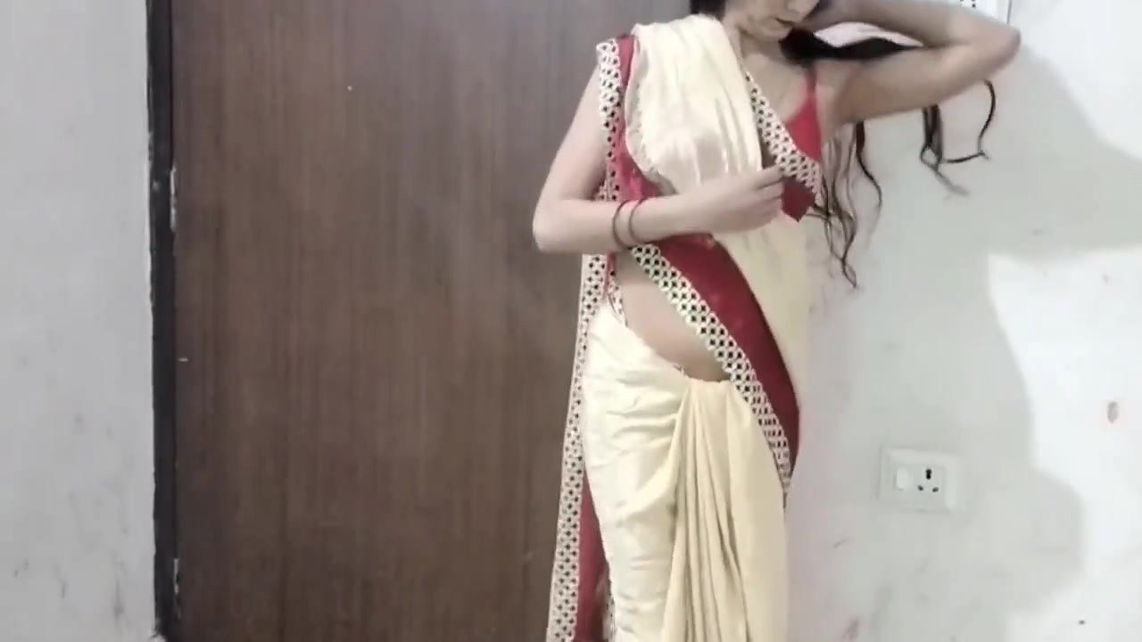 Bhabhi ko market se bra kharid kar laya fir chod diya