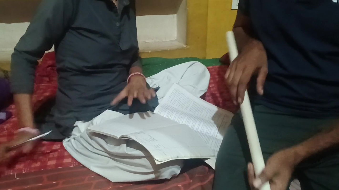 The teacher sucked the land in his mouth on the pretext of teaching his own student girl