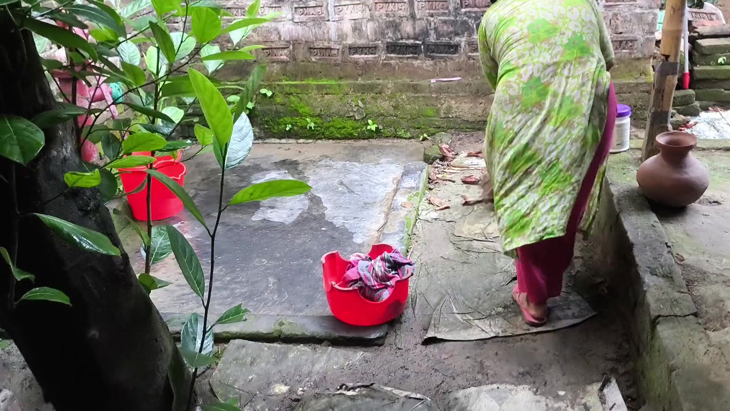 I see my aunty going to take a bath after I hugged and Fucking ass